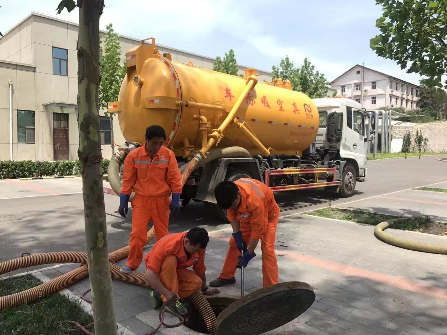 盐湖管道疏通车停在窨井附近