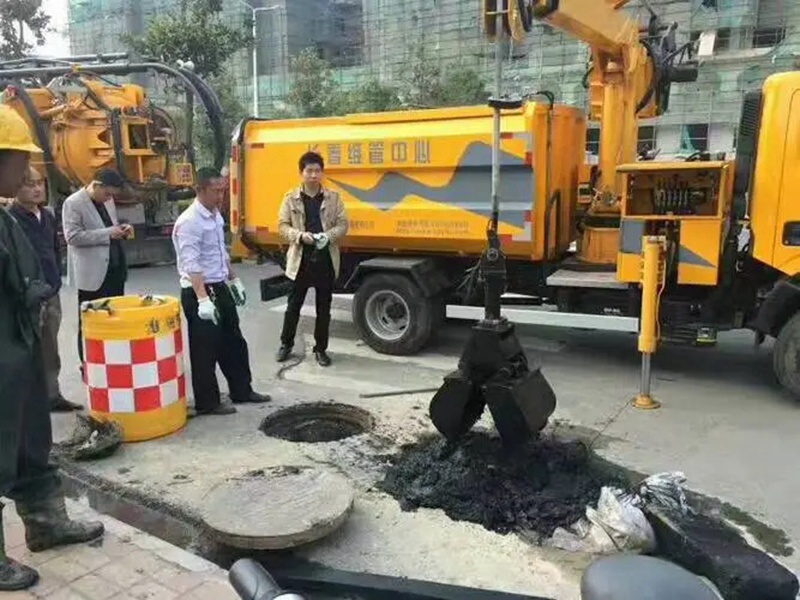 盐湖街道：网格员化身“清道夫”，为民解忧疏通“堵心”化粪池