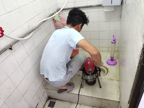 盐湖肥皂掉到马桶里把马桶堵住了怎么办？马桶堵住了怎么办