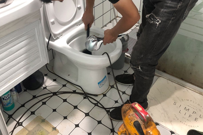盐湖马桶堵塞自己疏通还是找师傅？专业上门服务让你省时更省心