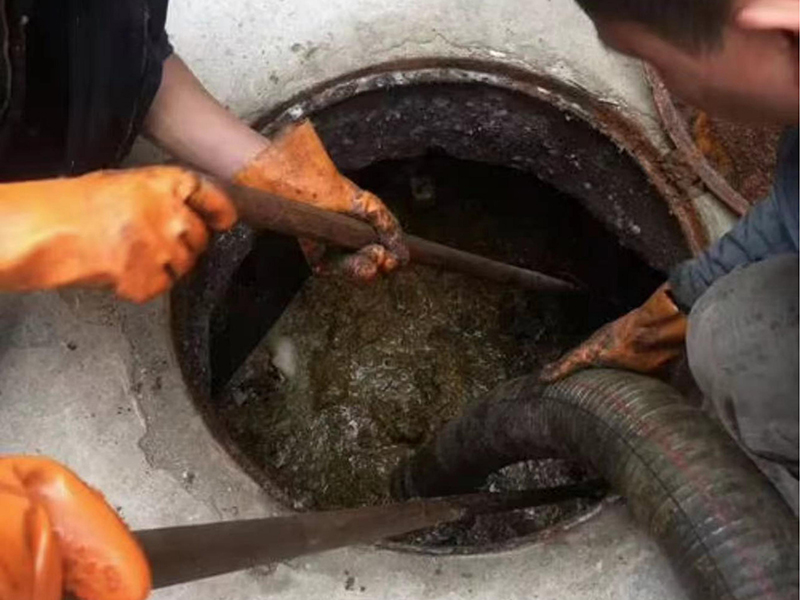 盐湖清理化粪池时如何避免沼气的危害？